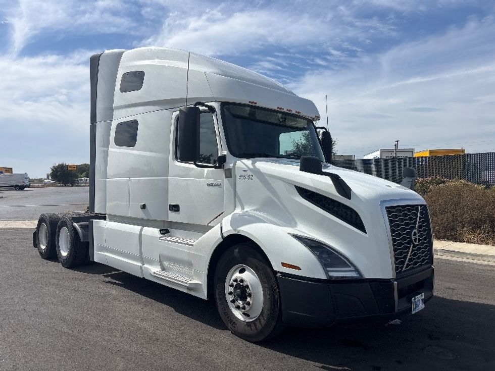 Sleeper Tractor-Heavy Duty Tractors-Volvo-2023-VNL64760-West Sacramento-CA-377,071\n\t\tmiles-$ 104,500 - Image 1