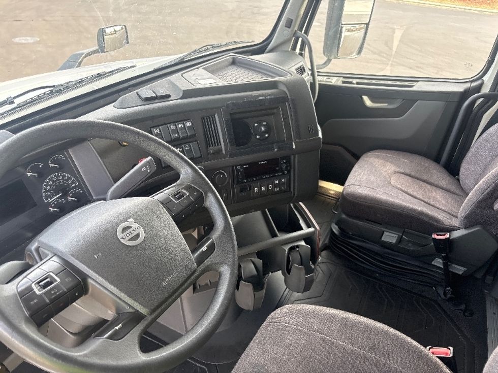Sleeper Tractor-Heavy Duty Tractors-Volvo-2023-VNL64760-West Sacramento-CA-377,071\n\t\tmiles-$ 104,500 - Image 10