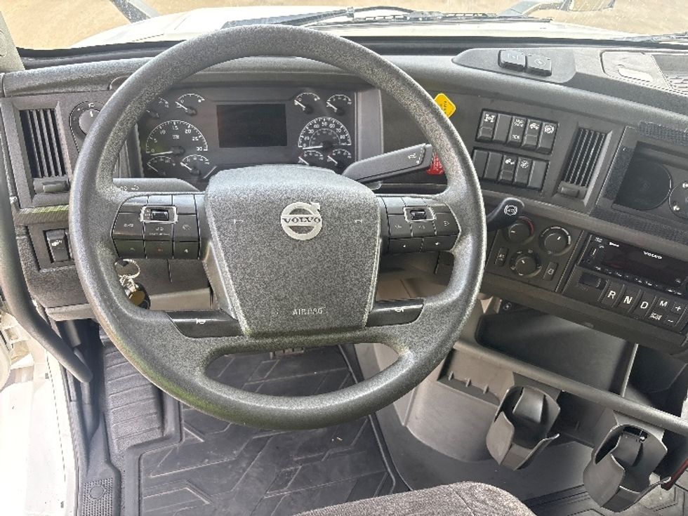 Sleeper Tractor-Heavy Duty Tractors-Volvo-2023-VNL64760-West Sacramento-CA-377,071\n\t\tmiles-$ 104,500 - Image 11