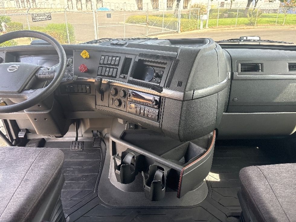 Sleeper Tractor-Heavy Duty Tractors-Volvo-2023-VNL64760-West Sacramento-CA-377,071\n\t\tmiles-$ 104,500 - Image 12