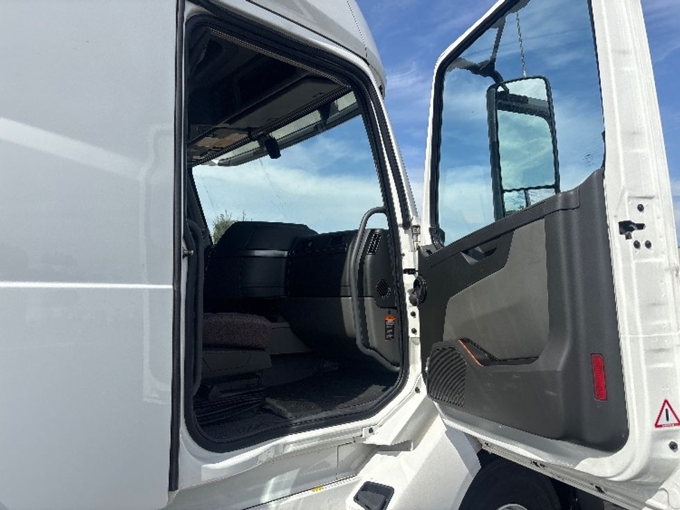 Sleeper Tractor-Heavy Duty Tractors-Volvo-2023-VNL64760-West Sacramento-CA-377,071\n\t\tmiles-$ 104,500 - Image 13