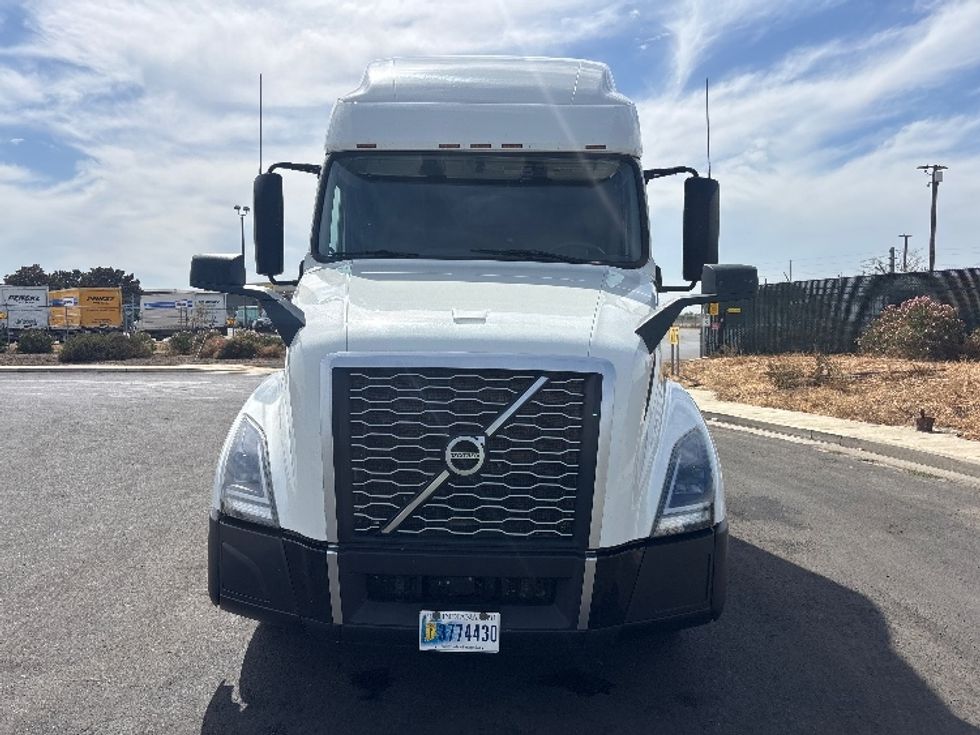 Sleeper Tractor-Heavy Duty Tractors-Volvo-2023-VNL64760-West Sacramento-CA-377,071\n\t\tmiles-$ 104,500 - Image 2