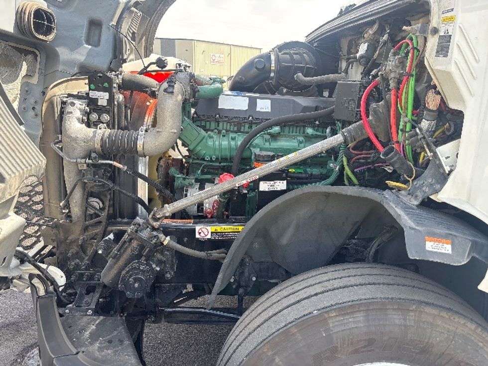 Sleeper Tractor-Heavy Duty Tractors-Volvo-2023-VNL64760-West Sacramento-CA-377,071\n\t\tmiles-$ 104,500 - Image 21