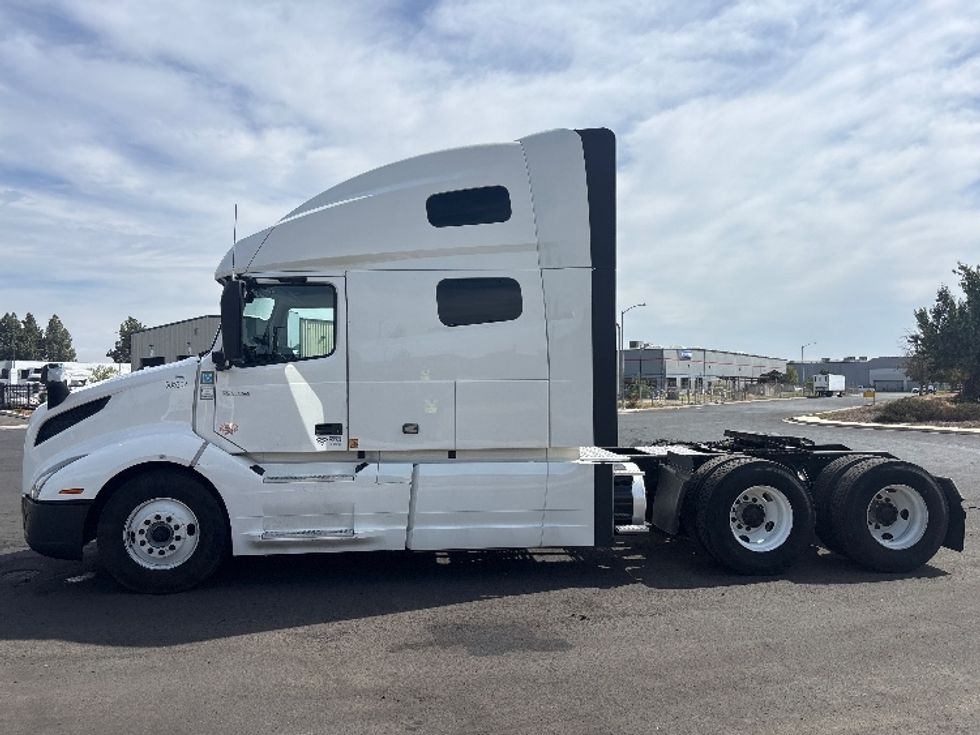 Sleeper Tractor-Heavy Duty Tractors-Volvo-2023-VNL64760-West Sacramento-CA-377,071\n\t\tmiles-$ 104,500 - Image 4