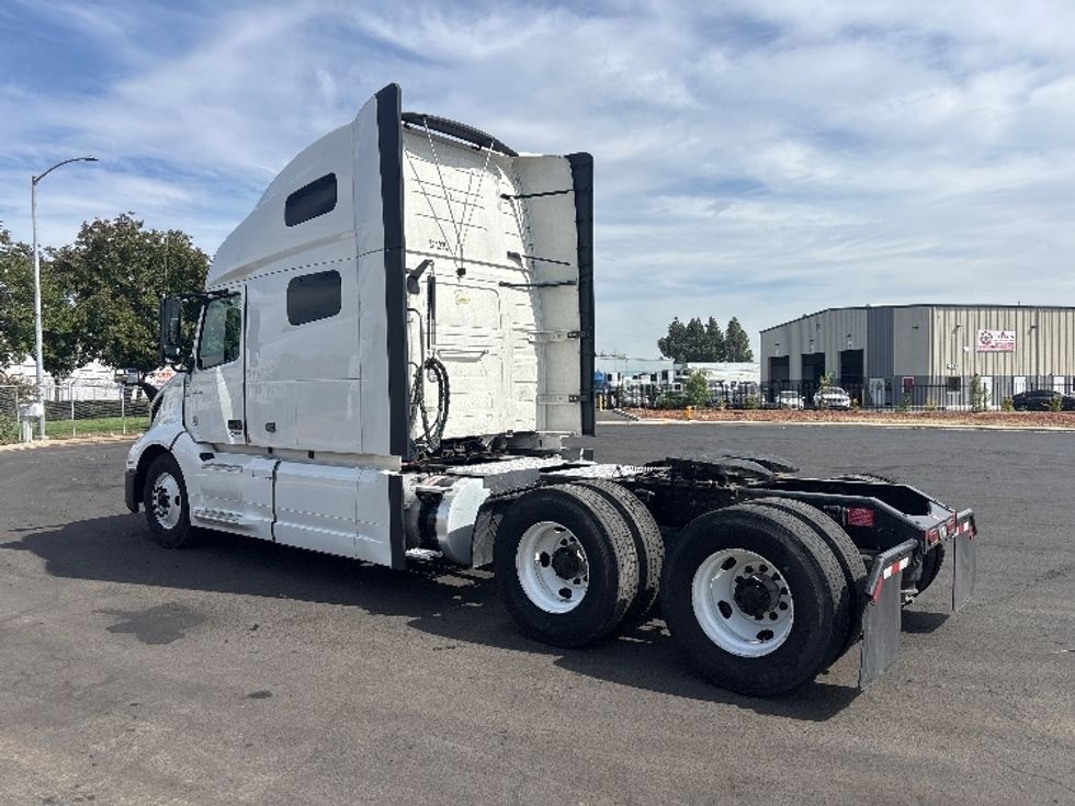 Sleeper Tractor-Heavy Duty Tractors-Volvo-2023-VNL64760-West Sacramento-CA-377,071\n\t\tmiles-$ 104,500 - Image 5