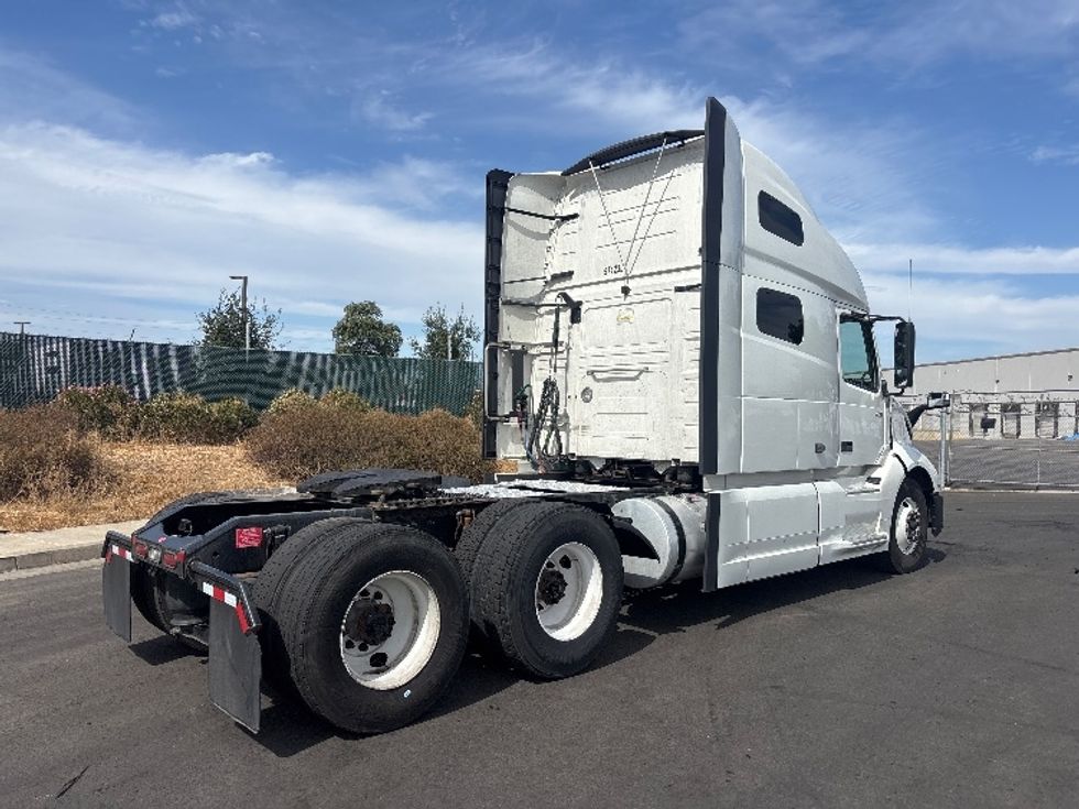 Sleeper Tractor-Heavy Duty Tractors-Volvo-2023-VNL64760-West Sacramento-CA-377,071\n\t\tmiles-$ 104,500 - Image 7