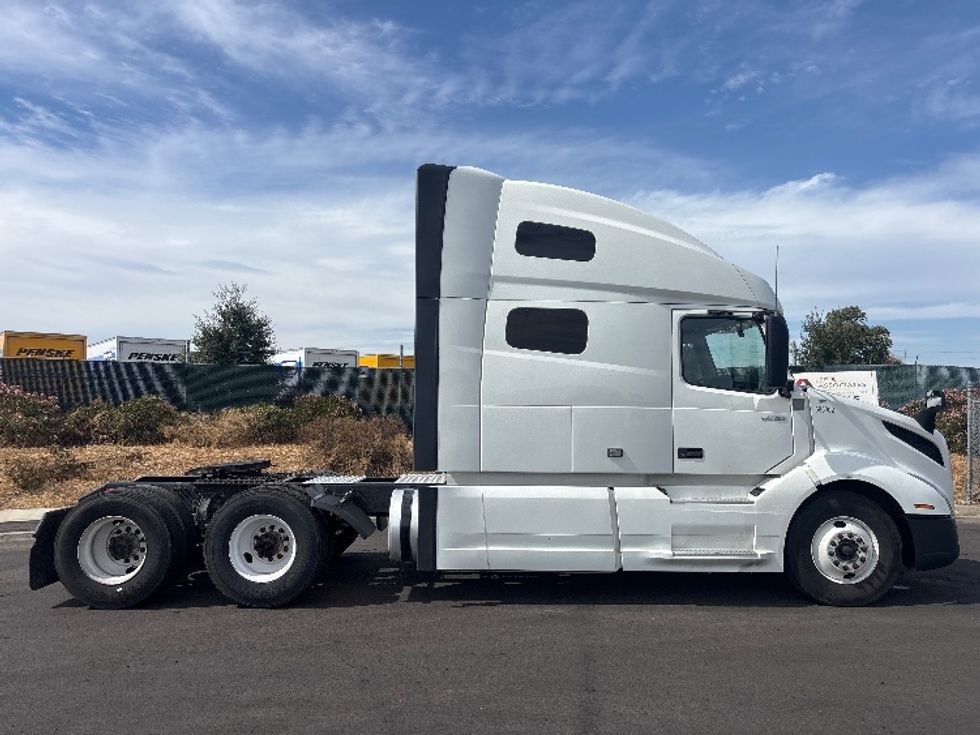Sleeper Tractor-Heavy Duty Tractors-Volvo-2023-VNL64760-West Sacramento-CA-377,071\n\t\tmiles-$ 104,500 - Image 8