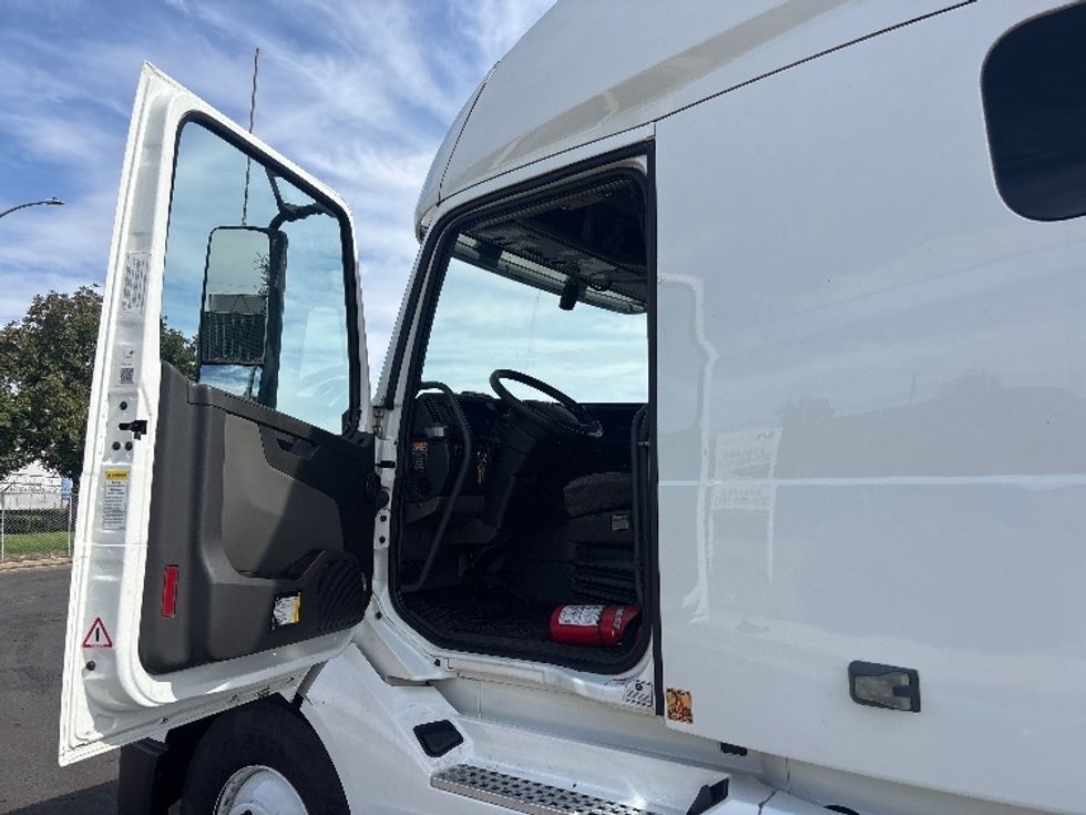 Sleeper Tractor-Heavy Duty Tractors-Volvo-2023-VNL64760-West Sacramento-CA-377,071\n\t\tmiles-$ 104,500 - Image 9