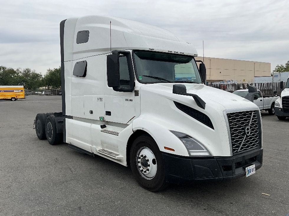 Sleeper Tractor-Heavy Duty Tractors-Volvo-2023-VNL64760-West Sacramento-CA-538,625\n\t\tmiles-$ 79,000 - Image 1