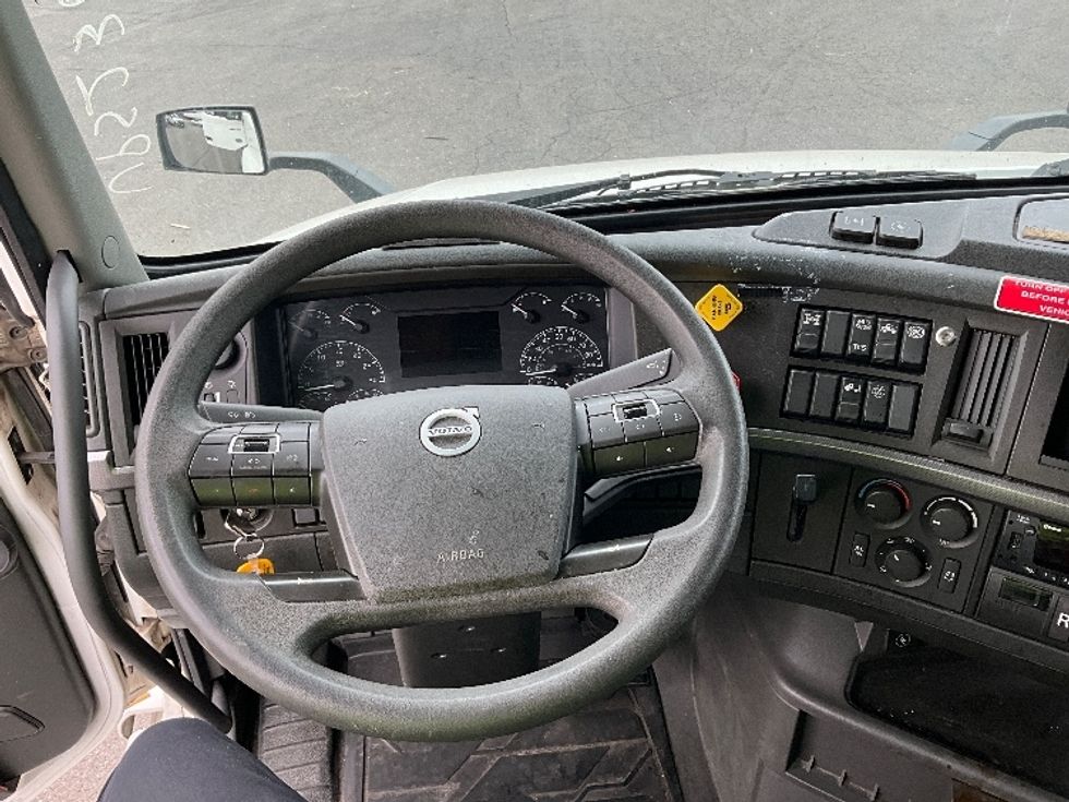 Sleeper Tractor-Heavy Duty Tractors-Volvo-2023-VNL64760-West Sacramento-CA-538,625\n\t\tmiles-$ 79,000 - Image 11