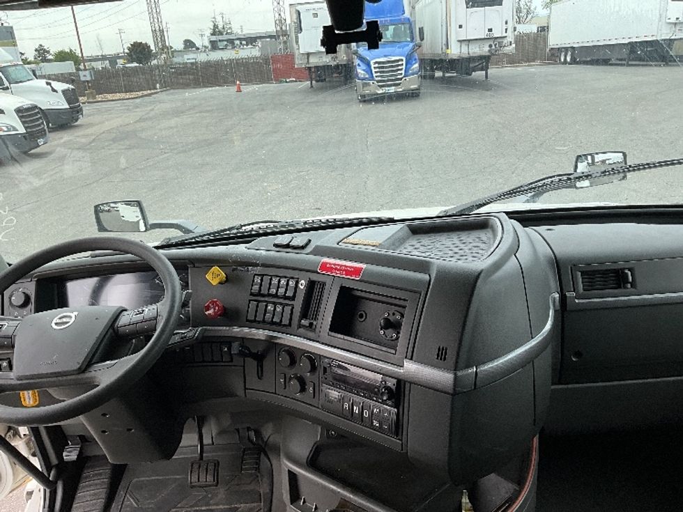 Sleeper Tractor-Heavy Duty Tractors-Volvo-2023-VNL64760-West Sacramento-CA-538,625\n\t\tmiles-$ 79,000 - Image 12