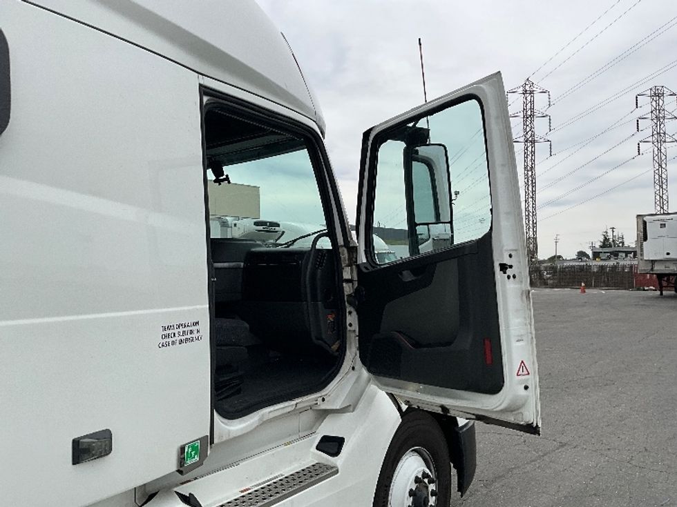 Sleeper Tractor-Heavy Duty Tractors-Volvo-2023-VNL64760-West Sacramento-CA-538,625\n\t\tmiles-$ 79,000 - Image 13