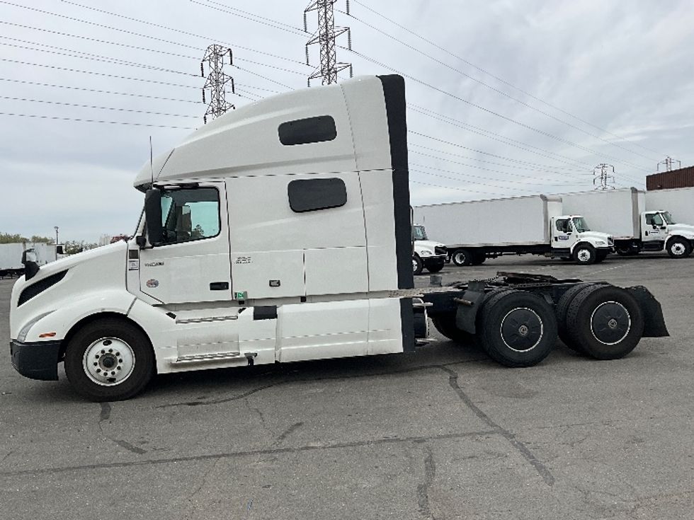 Sleeper Tractor-Heavy Duty Tractors-Volvo-2023-VNL64760-West Sacramento-CA-538,625\n\t\tmiles-$ 79,000 - Image 4