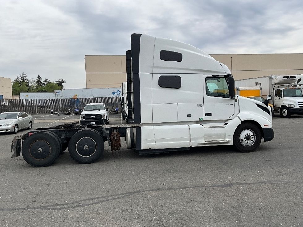 Sleeper Tractor-Heavy Duty Tractors-Volvo-2023-VNL64760-West Sacramento-CA-538,625\n\t\tmiles-$ 79,000 - Image 8