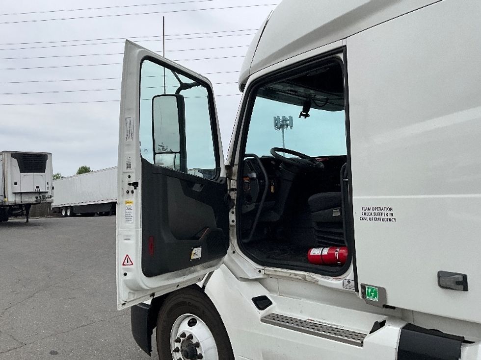 Sleeper Tractor-Heavy Duty Tractors-Volvo-2023-VNL64760-West Sacramento-CA-538,625\n\t\tmiles-$ 79,000 - Image 9