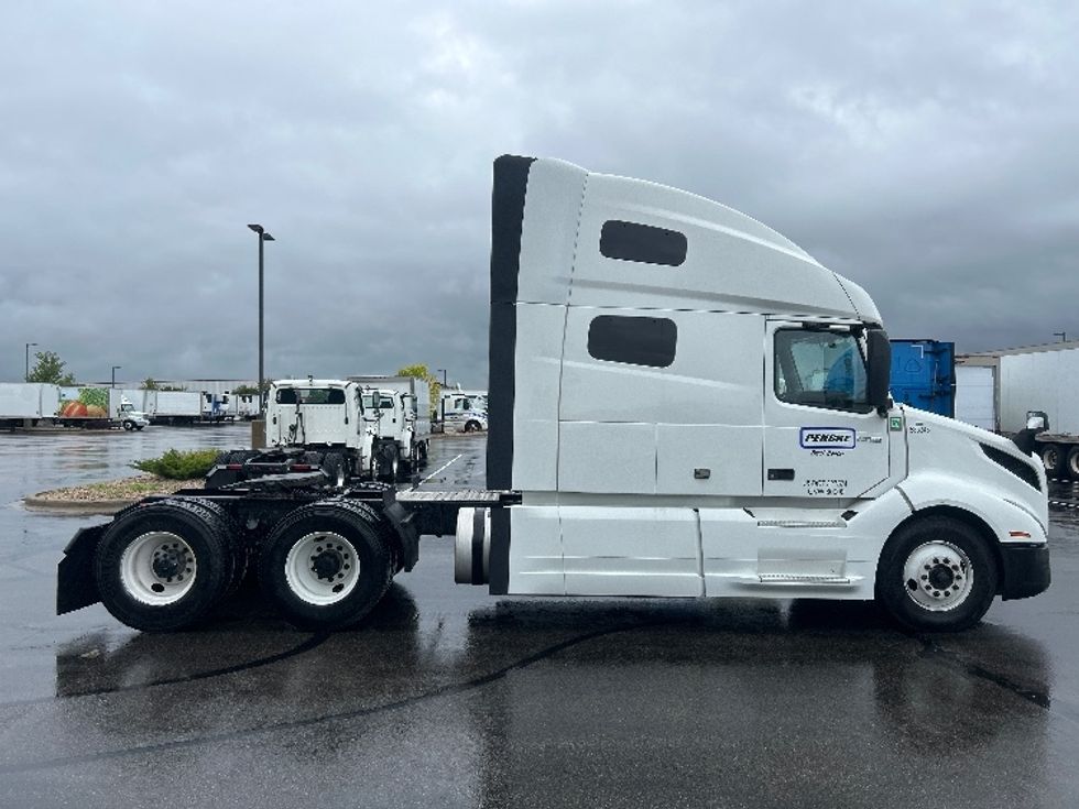 Sleeper Tractor-Heavy Duty Tractors-Volvo-2023-VNL64760-Windsor-WI-362,560\n\t\tmiles-$ 101,000 - Image 8