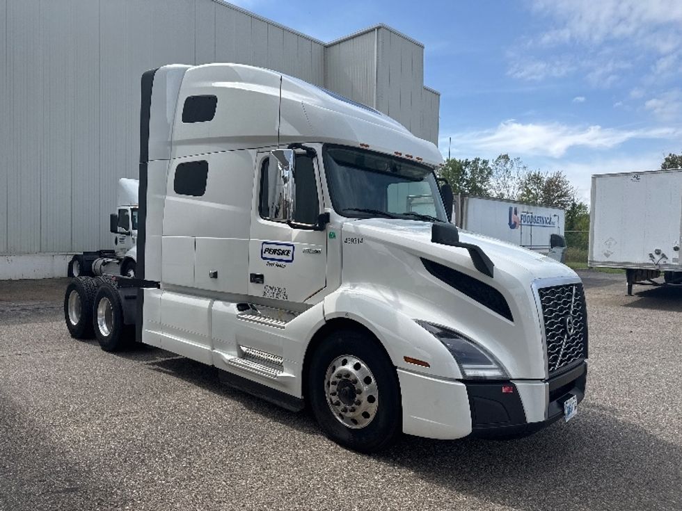 Sleeper Tractor-Heavy Duty Tractors-Volvo-2023-VNL64760-Wixom-MI-452,504\n\t\tmiles-$ 92,500 - Image 1
