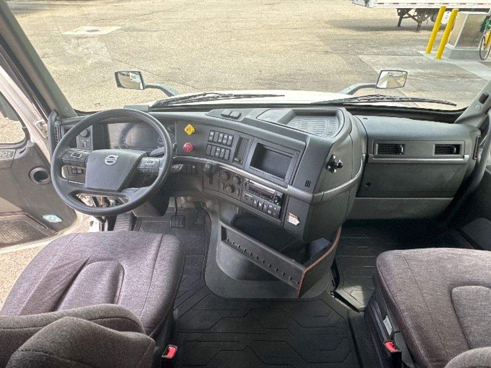 Sleeper Tractor-Heavy Duty Tractors-Volvo-2023-VNL64760-Wixom-MI-452,504\n\t\tmiles-$ 92,500 - Image 12