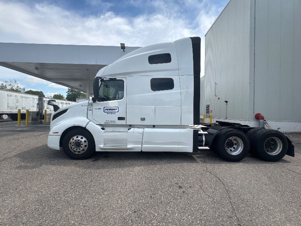 Sleeper Tractor-Heavy Duty Tractors-Volvo-2023-VNL64760-Wixom-MI-452,504\n\t\tmiles-$ 92,500 - Image 4