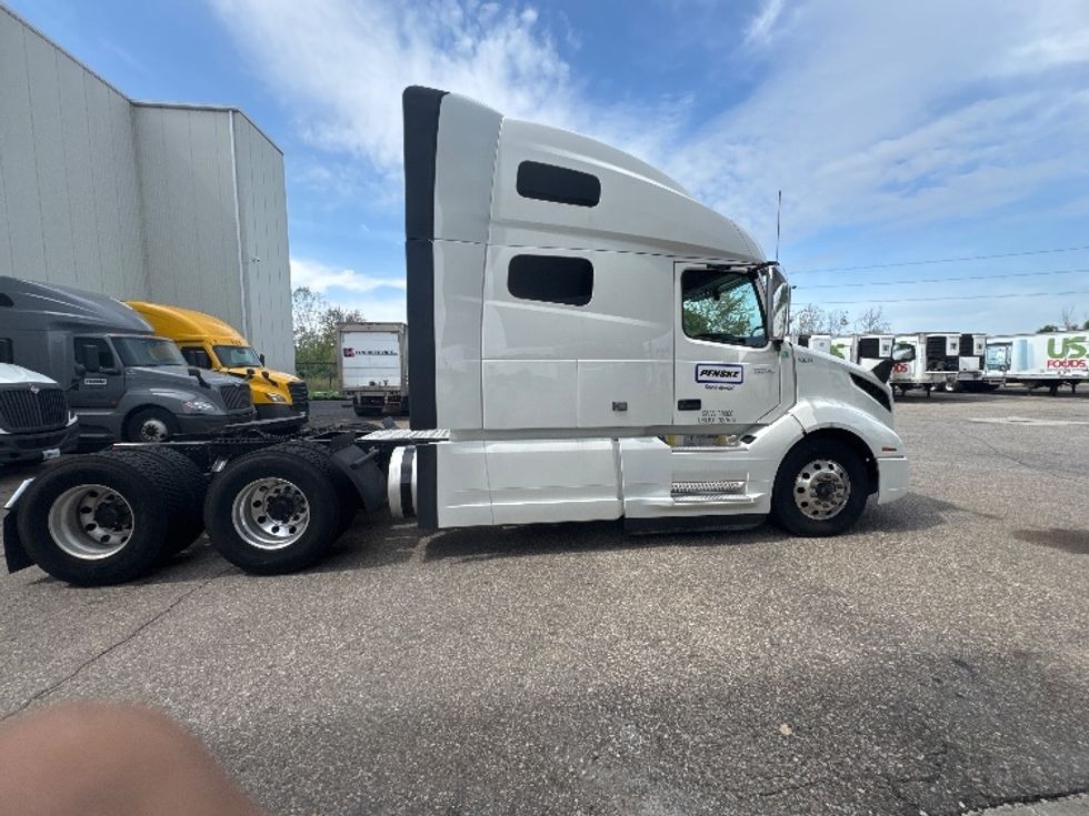 Sleeper Tractor-Heavy Duty Tractors-Volvo-2023-VNL64760-Wixom-MI-452,504\n\t\tmiles-$ 92,500 - Image 8