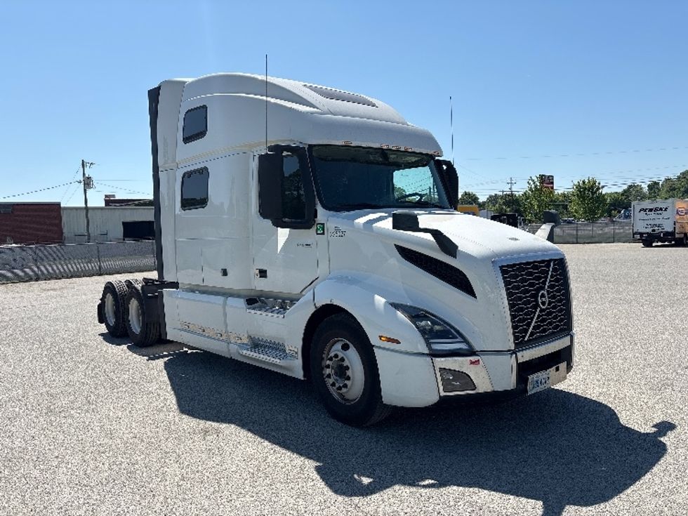 Sleeper Tractor-Heavy Duty Tractors-Volvo-2023-VNL64860-Goldsboro-NC-385,006\n\t\tmiles-$ 92,500 - Image 1