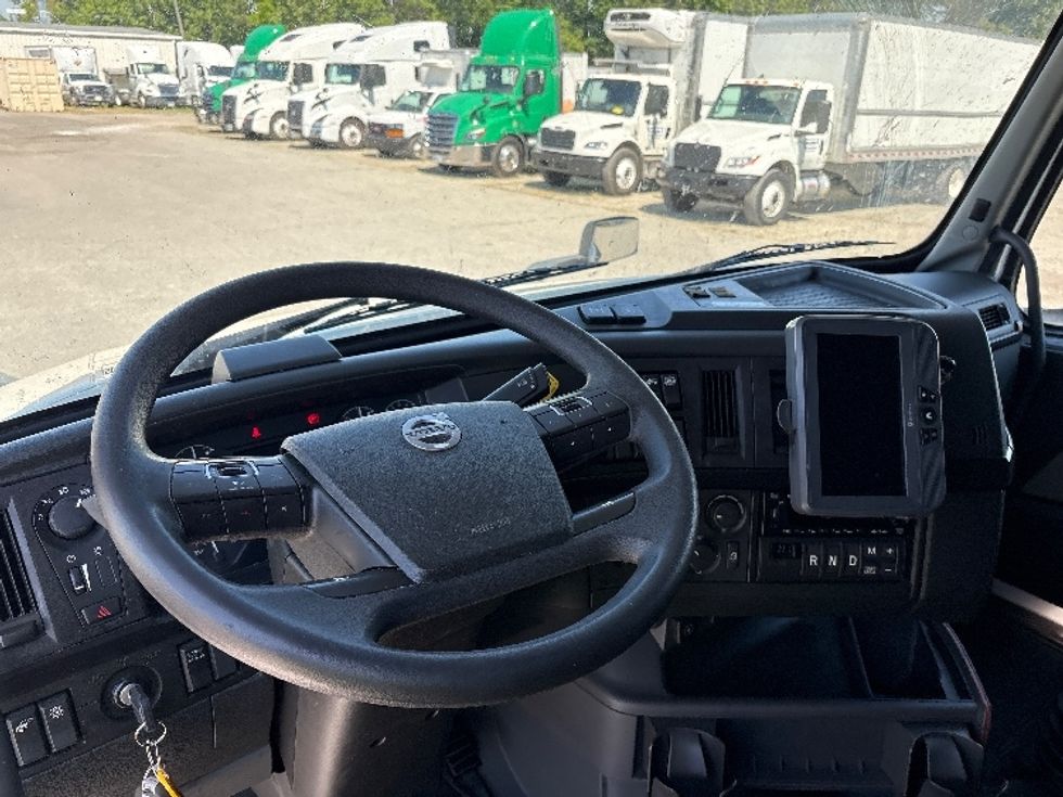 Sleeper Tractor-Heavy Duty Tractors-Volvo-2023-VNL64860-Goldsboro-NC-385,006\n\t\tmiles-$ 92,500 - Image 10