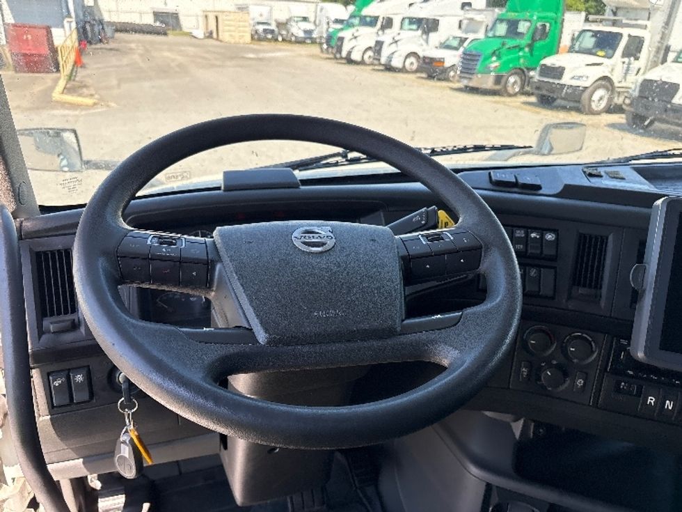 Sleeper Tractor-Heavy Duty Tractors-Volvo-2023-VNL64860-Goldsboro-NC-385,006\n\t\tmiles-$ 92,500 - Image 11