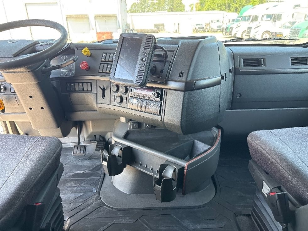 Sleeper Tractor-Heavy Duty Tractors-Volvo-2023-VNL64860-Goldsboro-NC-385,006\n\t\tmiles-$ 92,500 - Image 12