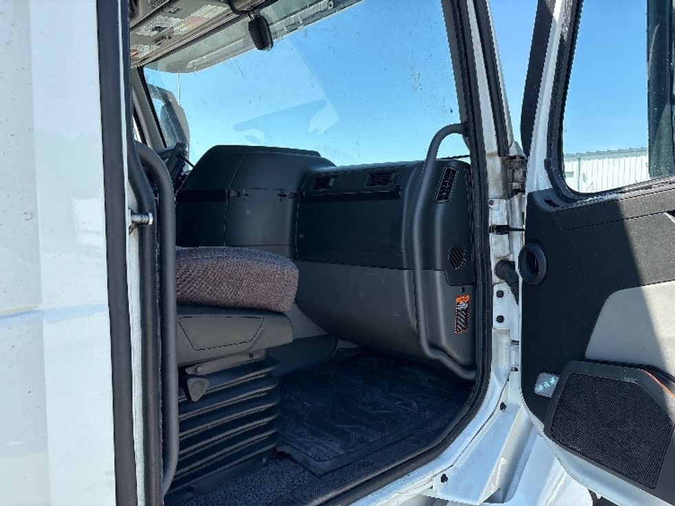 Sleeper Tractor-Heavy Duty Tractors-Volvo-2023-VNL64860-Goldsboro-NC-385,006\n\t\tmiles-$ 92,500 - Image 13