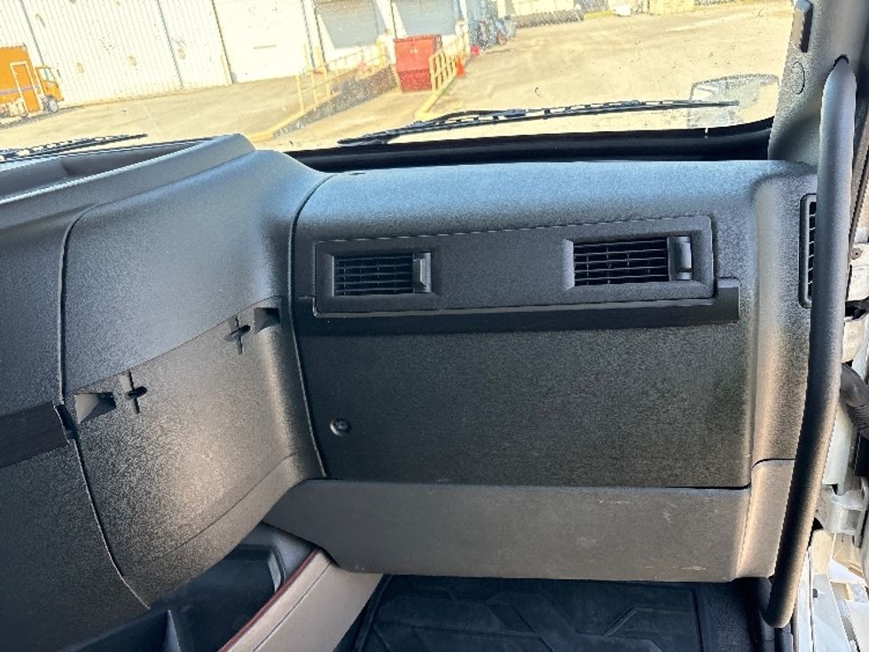 Sleeper Tractor-Heavy Duty Tractors-Volvo-2023-VNL64860-Goldsboro-NC-385,006\n\t\tmiles-$ 92,500 - Image 14