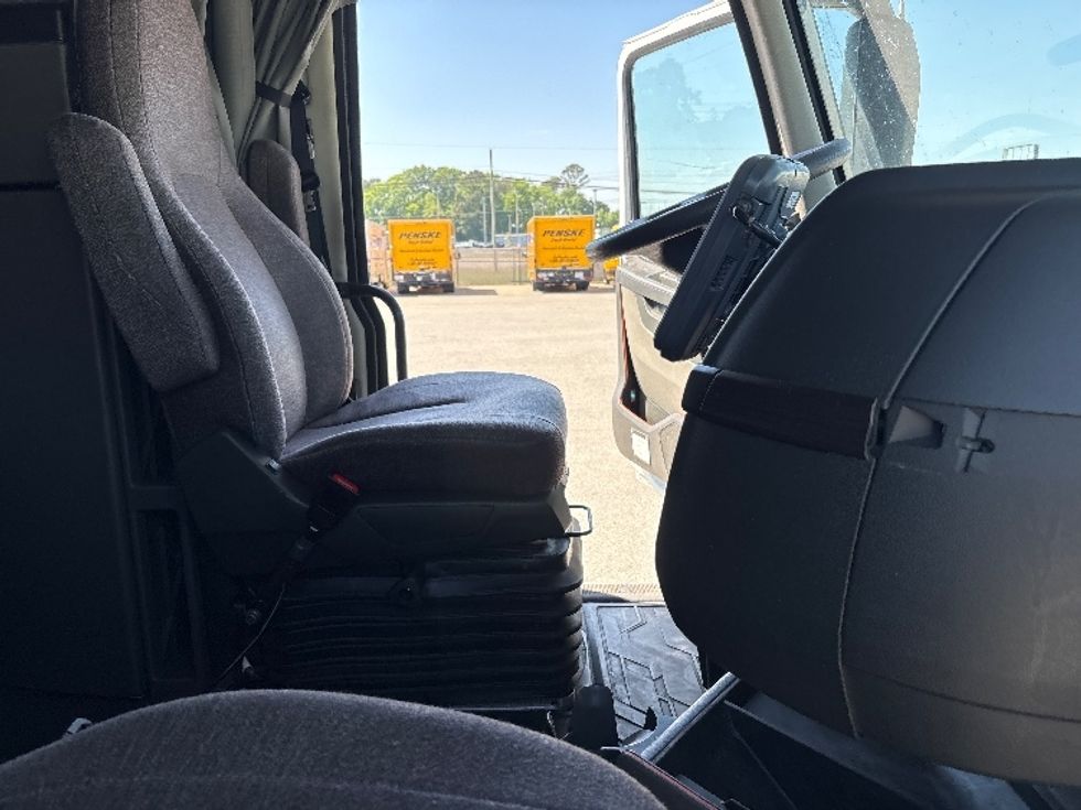 Sleeper Tractor-Heavy Duty Tractors-Volvo-2023-VNL64860-Goldsboro-NC-385,006\n\t\tmiles-$ 92,500 - Image 15