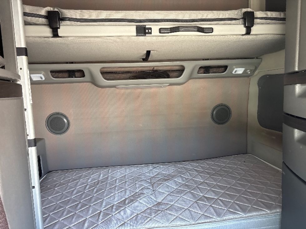 Sleeper Tractor-Heavy Duty Tractors-Volvo-2023-VNL64860-Goldsboro-NC-385,006\n\t\tmiles-$ 92,500 - Image 16