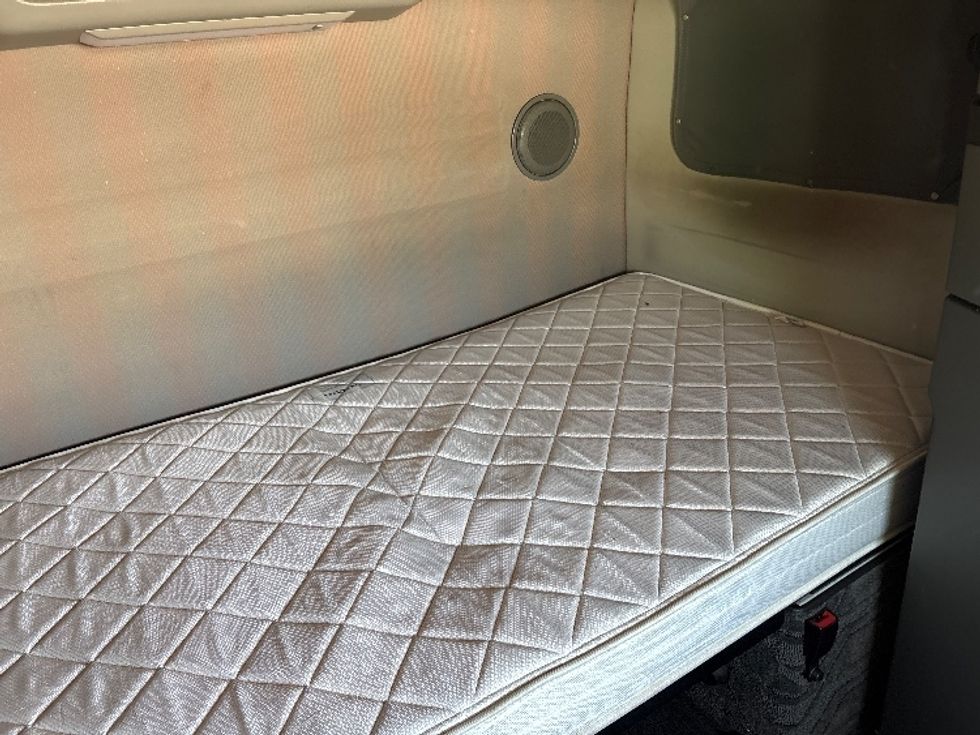 Sleeper Tractor-Heavy Duty Tractors-Volvo-2023-VNL64860-Goldsboro-NC-385,006\n\t\tmiles-$ 92,500 - Image 17