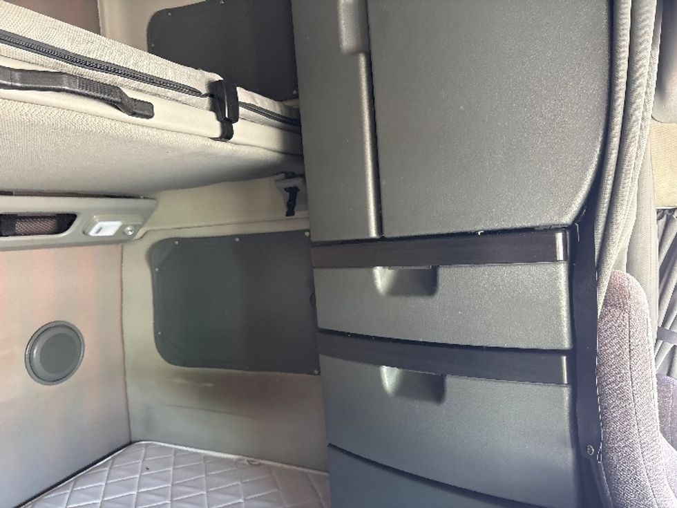 Sleeper Tractor-Heavy Duty Tractors-Volvo-2023-VNL64860-Goldsboro-NC-385,006\n\t\tmiles-$ 92,500 - Image 18