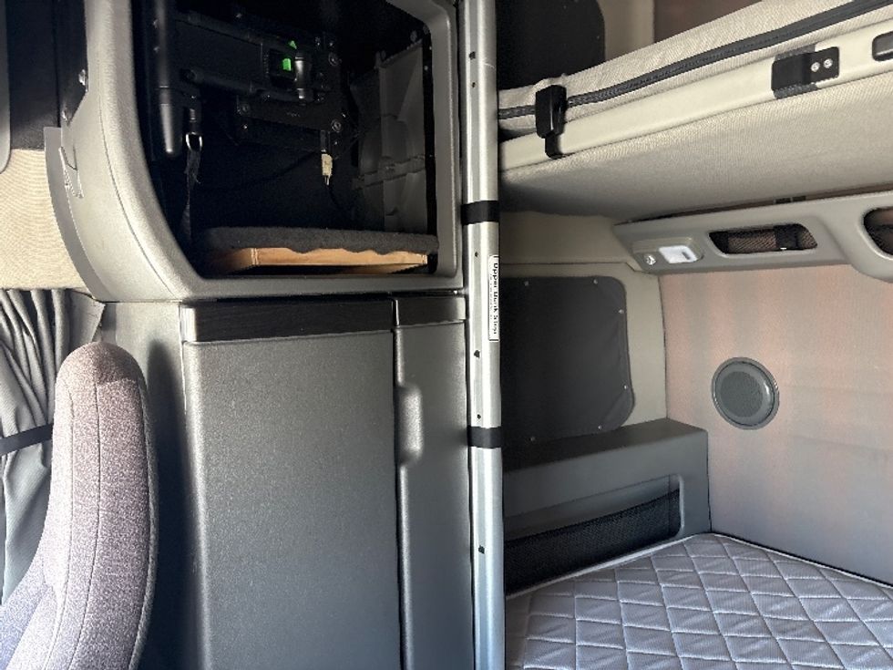 Sleeper Tractor-Heavy Duty Tractors-Volvo-2023-VNL64860-Goldsboro-NC-385,006\n\t\tmiles-$ 92,500 - Image 19