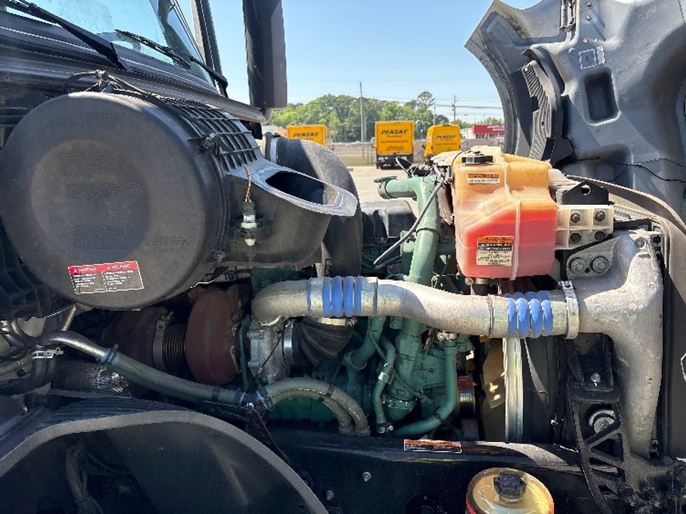 Sleeper Tractor-Heavy Duty Tractors-Volvo-2023-VNL64860-Goldsboro-NC-385,006\n\t\tmiles-$ 92,500 - Image 20