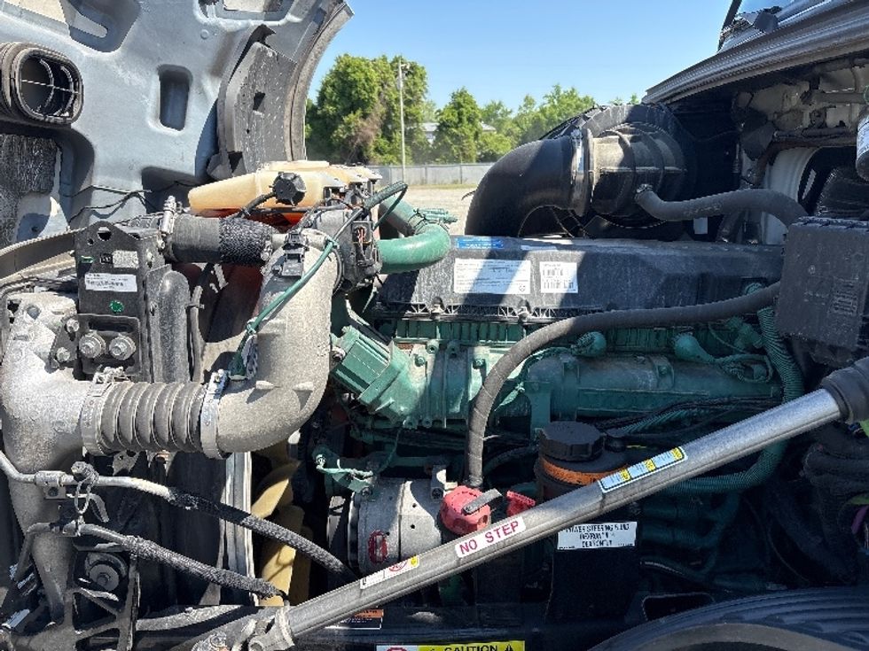 Sleeper Tractor-Heavy Duty Tractors-Volvo-2023-VNL64860-Goldsboro-NC-385,006\n\t\tmiles-$ 92,500 - Image 21