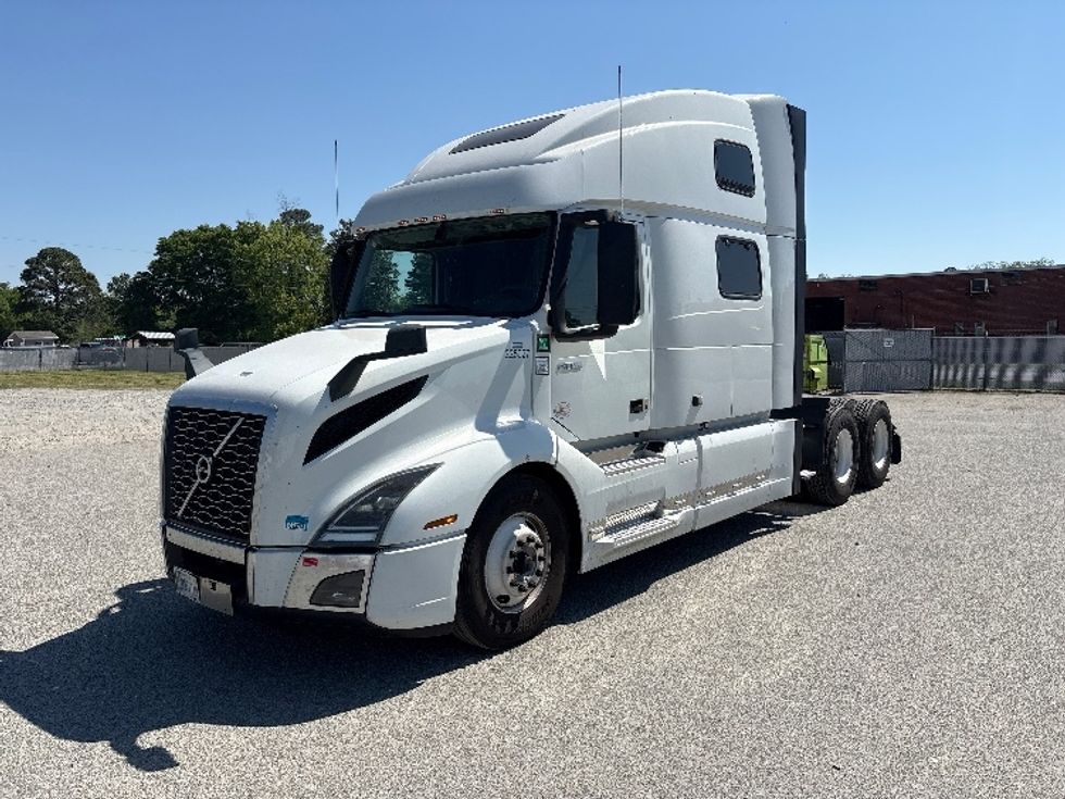 Sleeper Tractor-Heavy Duty Tractors-Volvo-2023-VNL64860-Goldsboro-NC-385,006\n\t\tmiles-$ 92,500 - Image 3