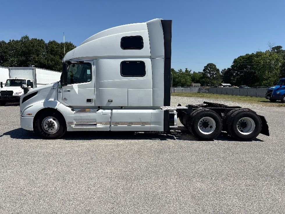 Sleeper Tractor-Heavy Duty Tractors-Volvo-2023-VNL64860-Goldsboro-NC-385,006\n\t\tmiles-$ 92,500 - Image 4