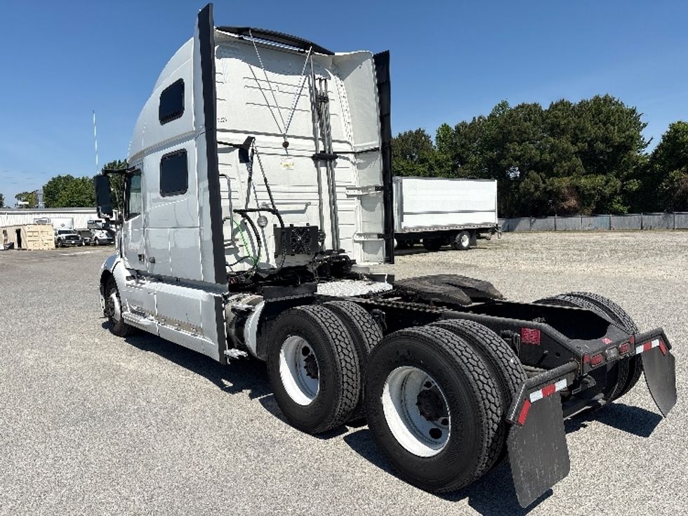 Sleeper Tractor-Heavy Duty Tractors-Volvo-2023-VNL64860-Goldsboro-NC-385,006\n\t\tmiles-$ 92,500 - Image 5