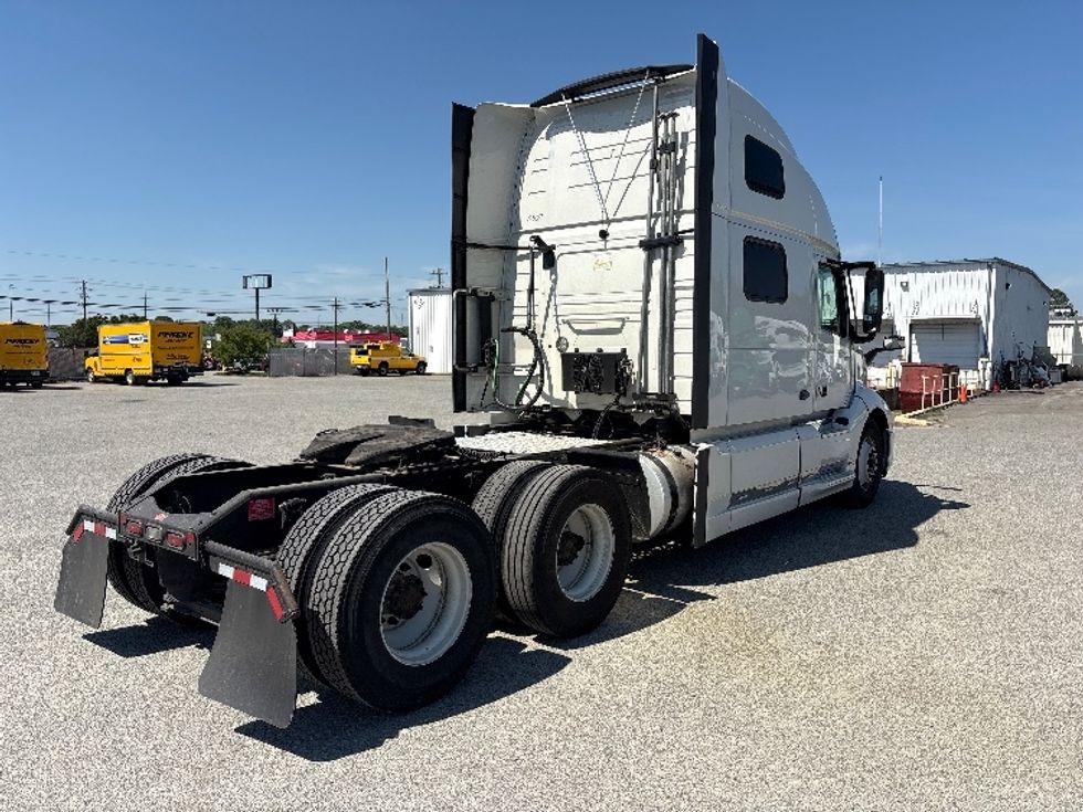 Sleeper Tractor-Heavy Duty Tractors-Volvo-2023-VNL64860-Goldsboro-NC-385,006\n\t\tmiles-$ 92,500 - Image 7