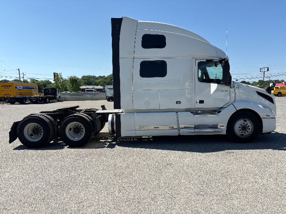 Sleeper Tractor-Heavy Duty Tractors-Volvo-2023-VNL64860-Goldsboro-NC-385,006\n\t\tmiles-$ 92,500 - Image 8