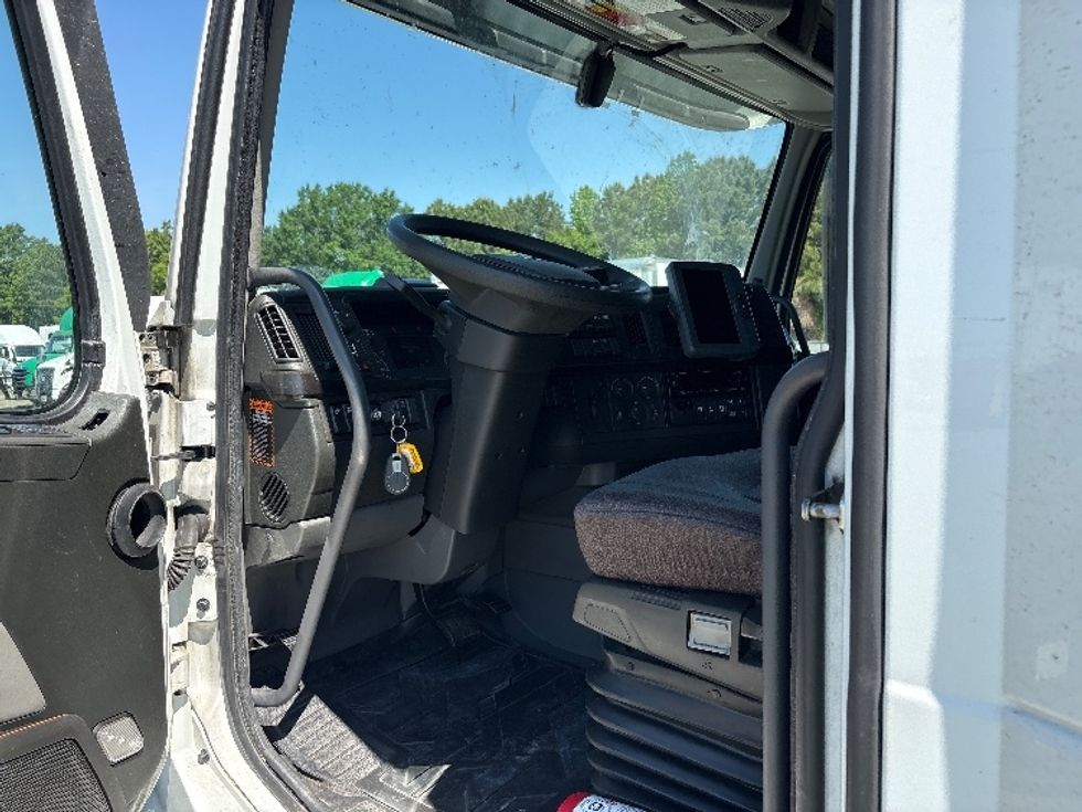 Sleeper Tractor-Heavy Duty Tractors-Volvo-2023-VNL64860-Goldsboro-NC-385,006\n\t\tmiles-$ 92,500 - Image 9