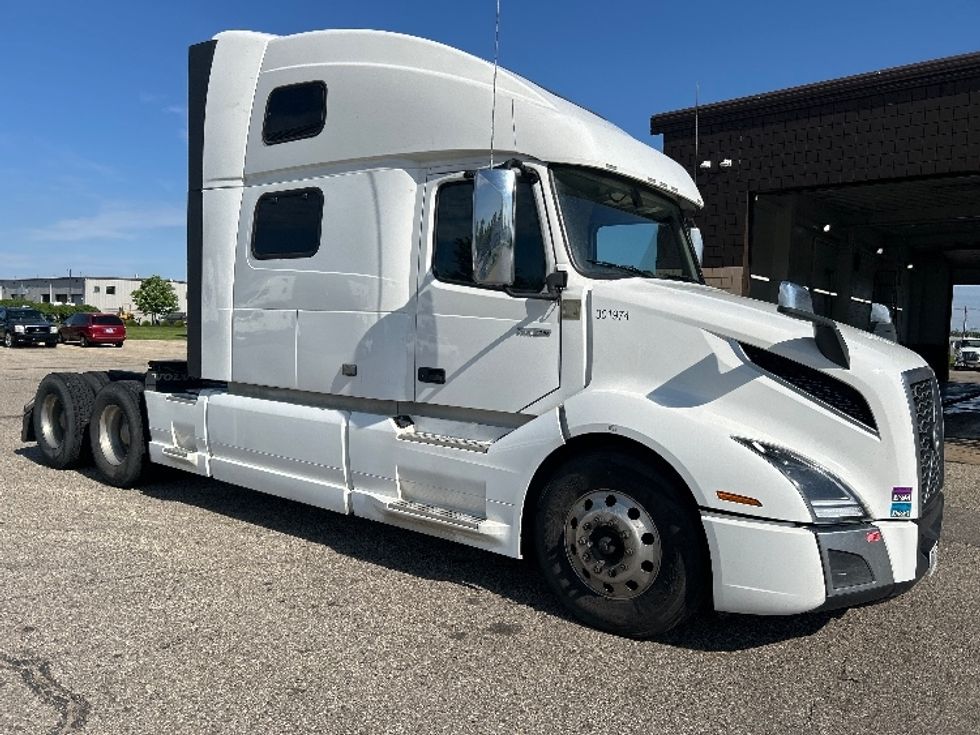 Sleeper Tractor-Heavy Duty Tractors-Volvo-2023-VNL64860-Holland-MI-657,805\n\t\tmiles-$ 70,250 - Image 1