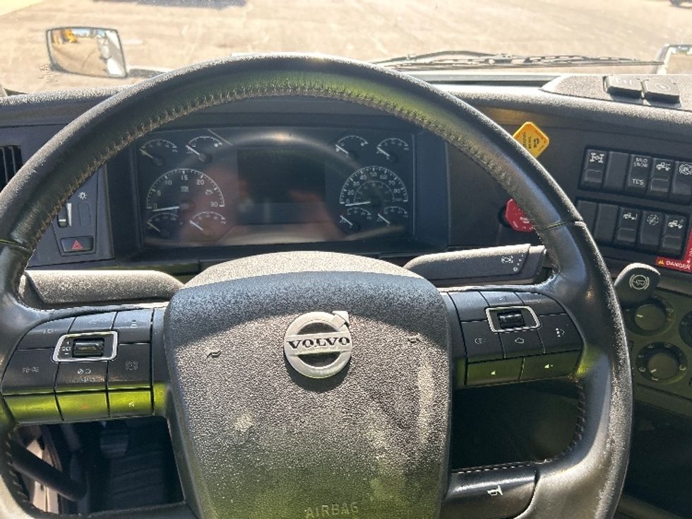 Sleeper Tractor-Heavy Duty Tractors-Volvo-2023-VNL64860-Holland-MI-657,805\n\t\tmiles-$ 70,250 - Image 11