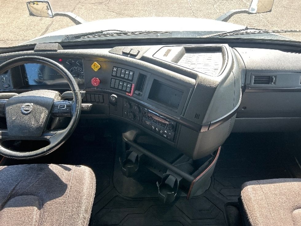 Sleeper Tractor-Heavy Duty Tractors-Volvo-2023-VNL64860-Holland-MI-657,805\n\t\tmiles-$ 70,250 - Image 12