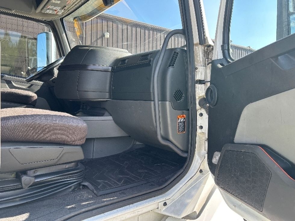 Sleeper Tractor-Heavy Duty Tractors-Volvo-2023-VNL64860-Holland-MI-657,805\n\t\tmiles-$ 70,250 - Image 13