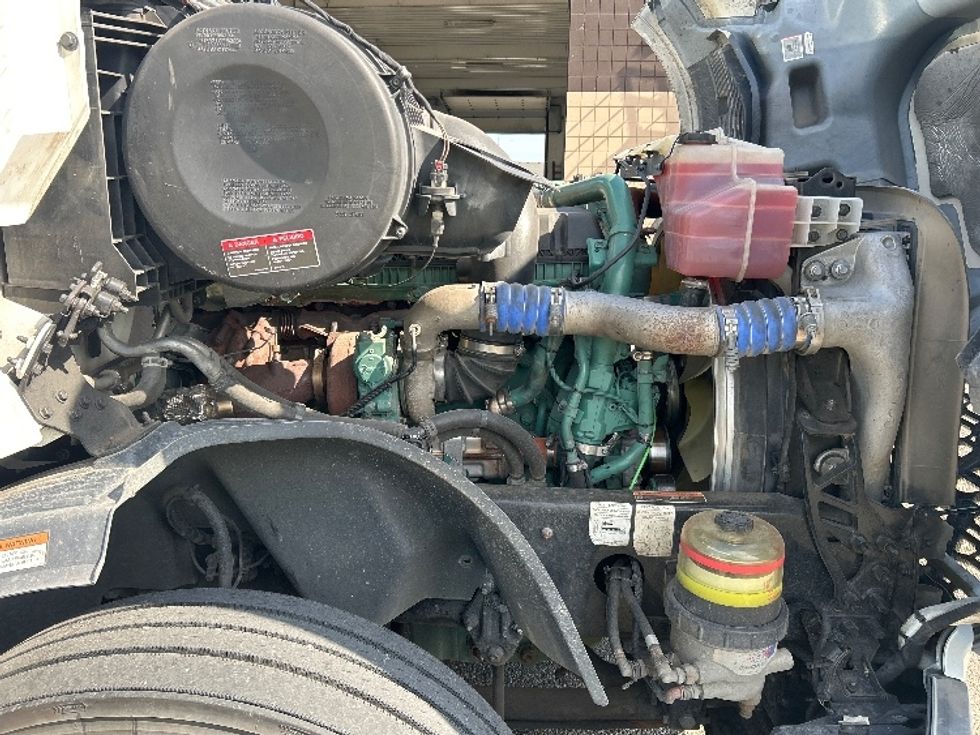 Sleeper Tractor-Heavy Duty Tractors-Volvo-2023-VNL64860-Holland-MI-657,805\n\t\tmiles-$ 70,250 - Image 18