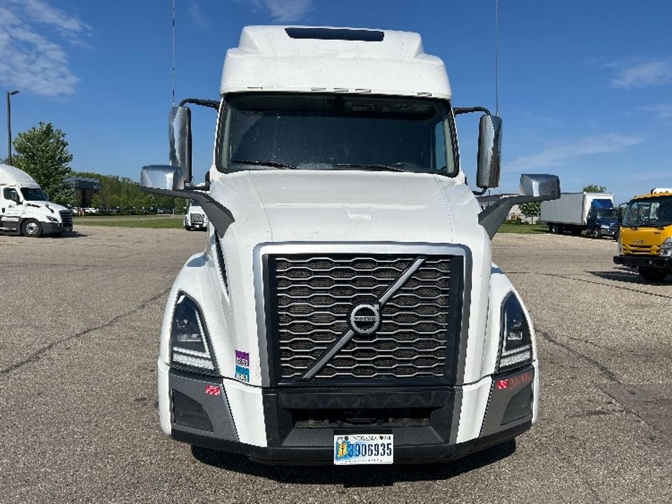 Sleeper Tractor-Heavy Duty Tractors-Volvo-2023-VNL64860-Holland-MI-657,805\n\t\tmiles-$ 70,250 - Image 2