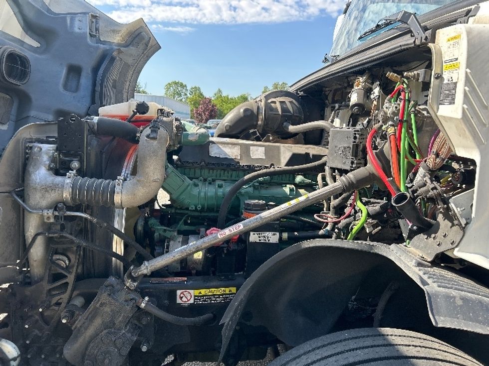 Sleeper Tractor-Heavy Duty Tractors-Volvo-2023-VNL64860-Holland-MI-657,805\n\t\tmiles-$ 70,250 - Image 21